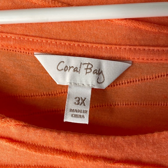 NWOT. Ladies Top - Picture 4 of 5